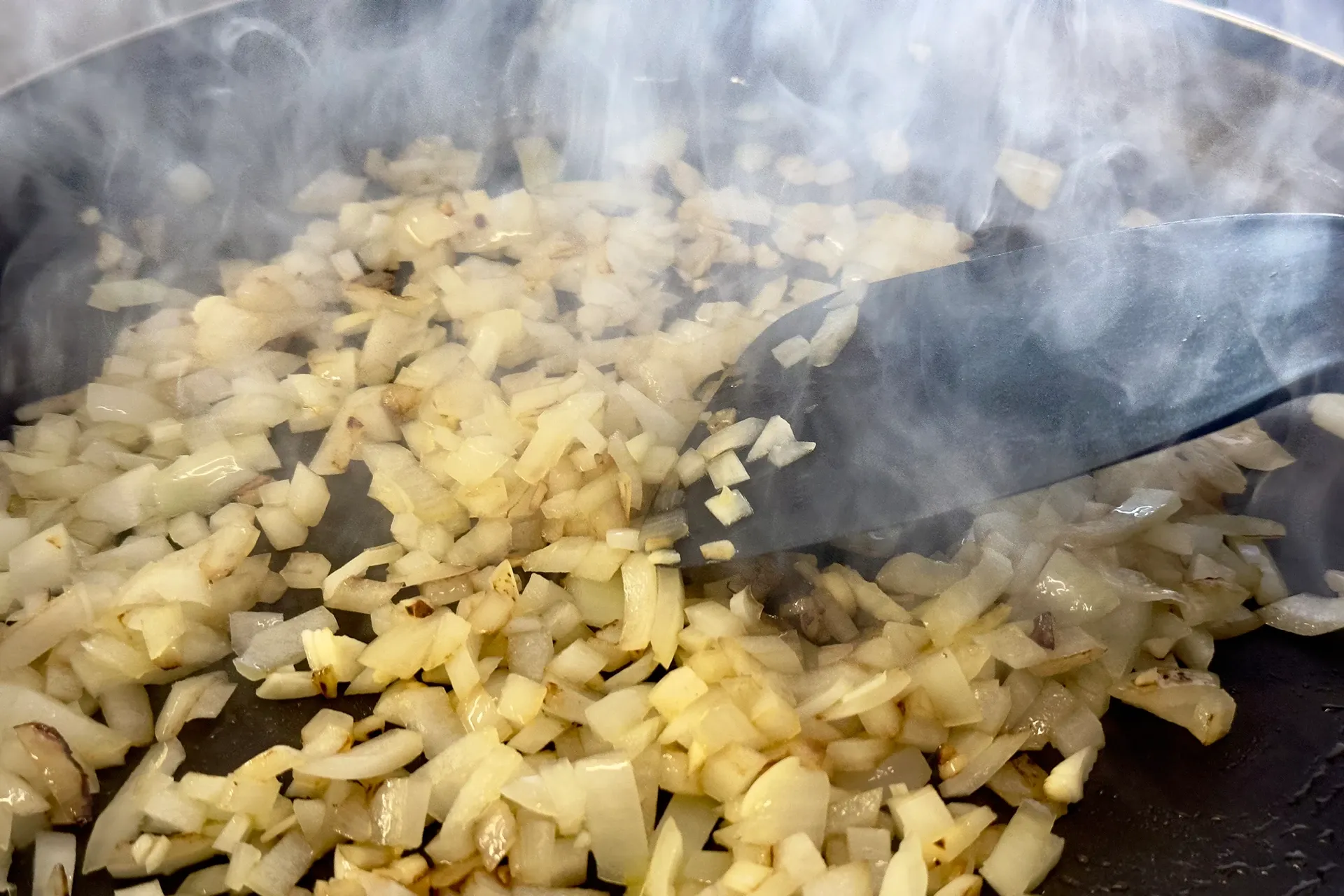 Knoblauch wird in einer Pfanne angeschwitzt