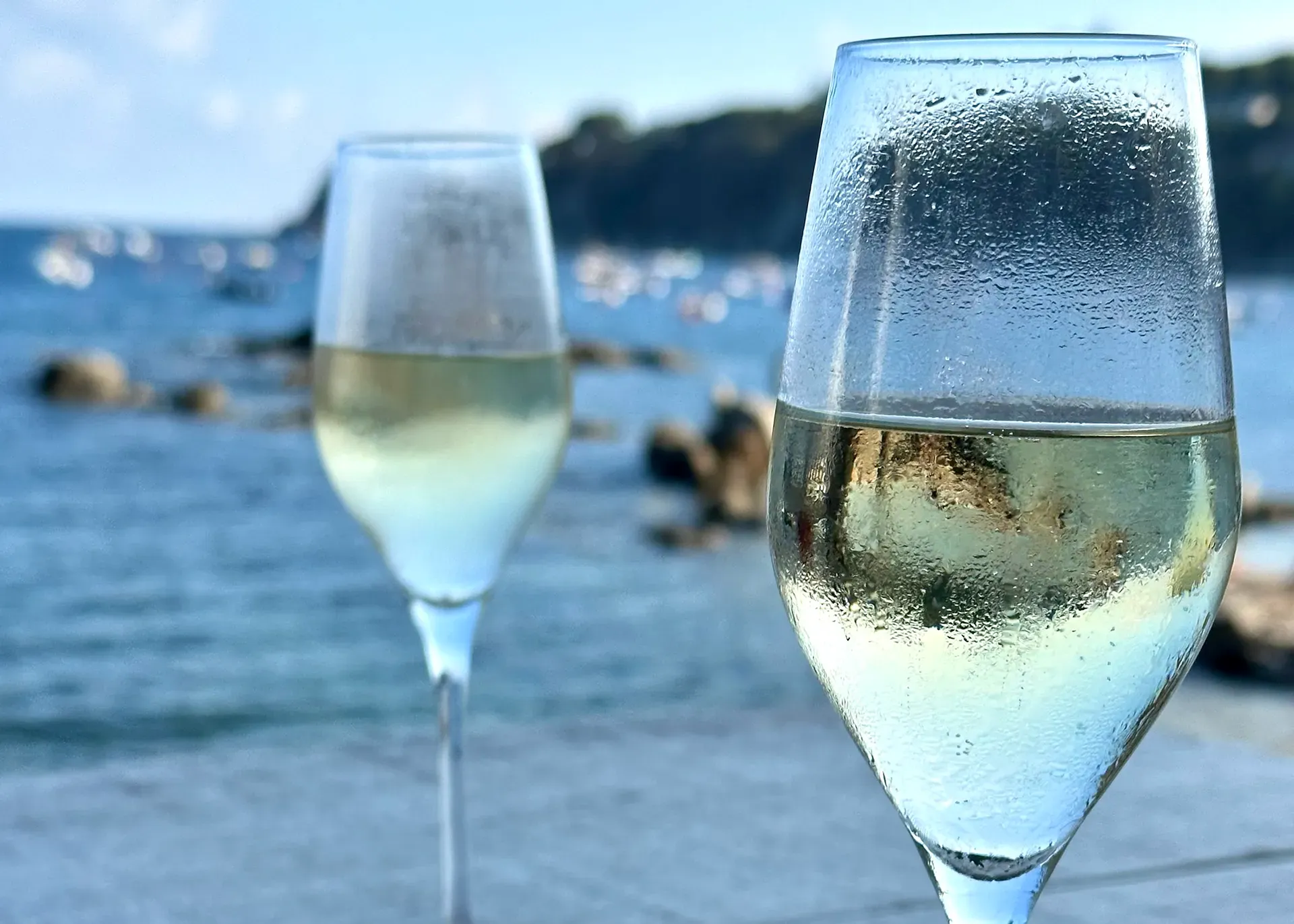 zwei Gläser mit Cafa am Strand