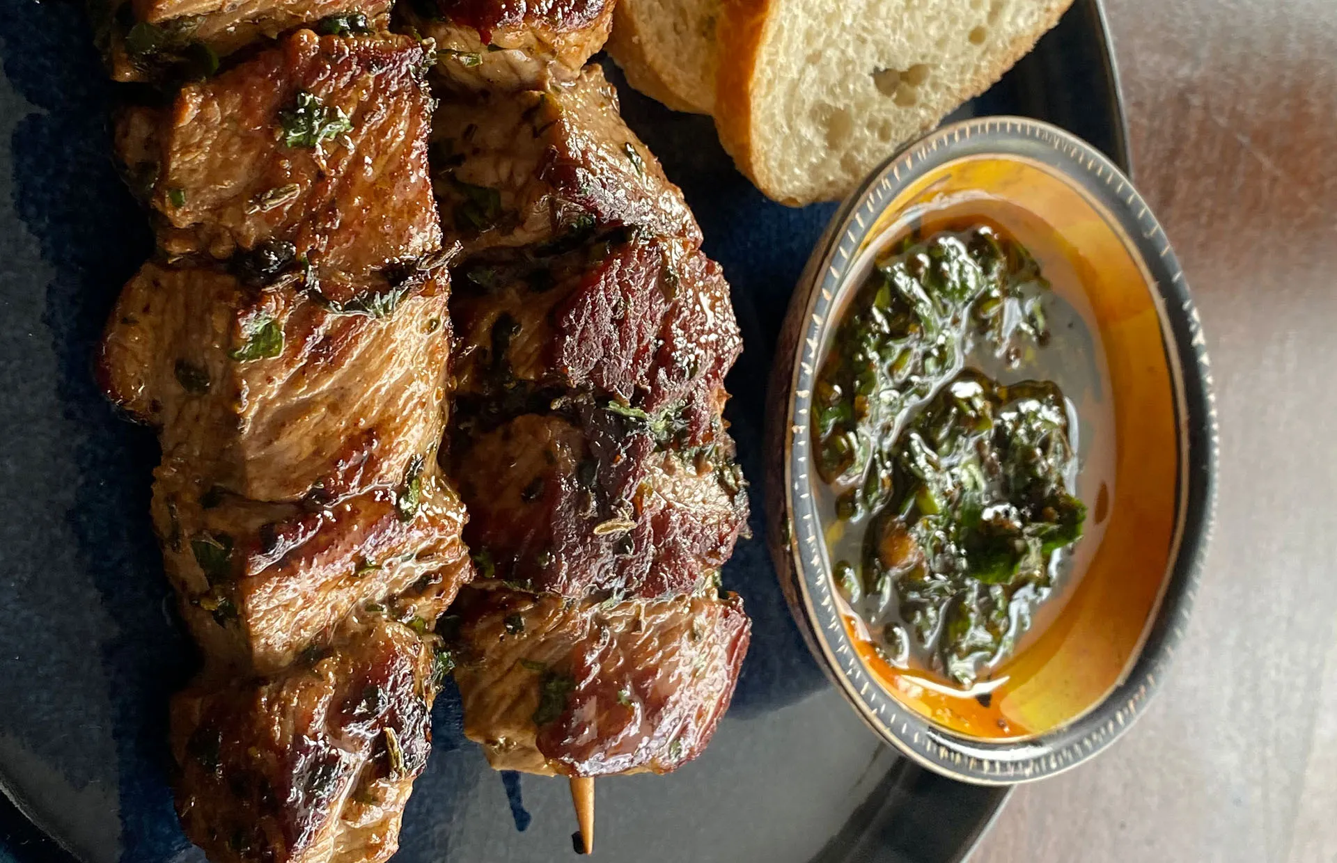 pikante Lammspieße mit Sauce