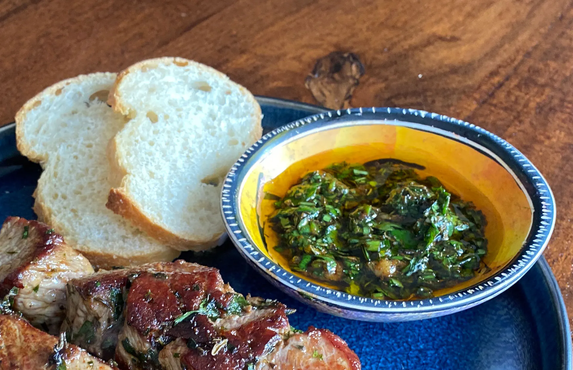 Lammspieße mit Chimichurri und zwei Weißbrotscheiben