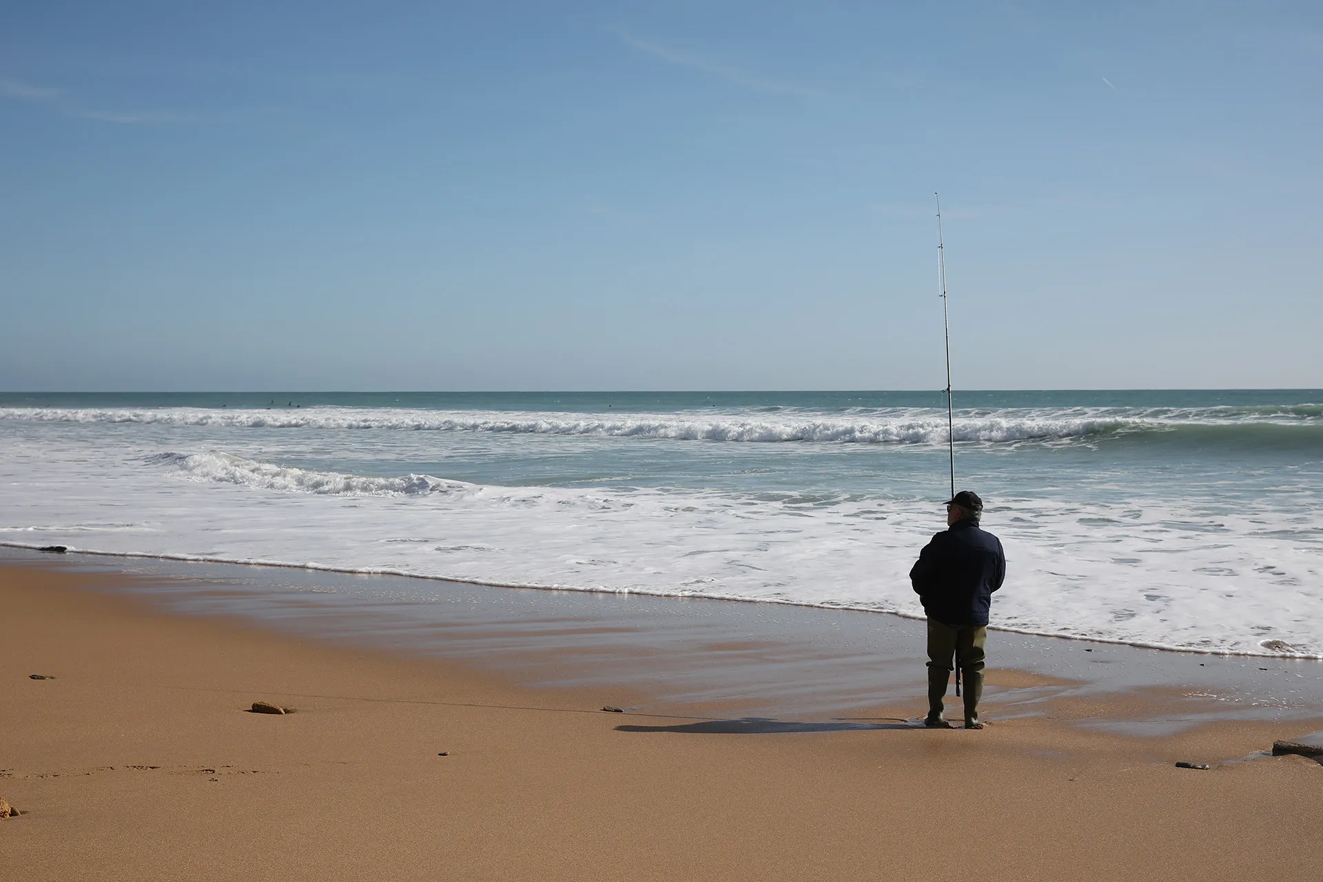 Meer mit Mann und Wind in Andalusien
