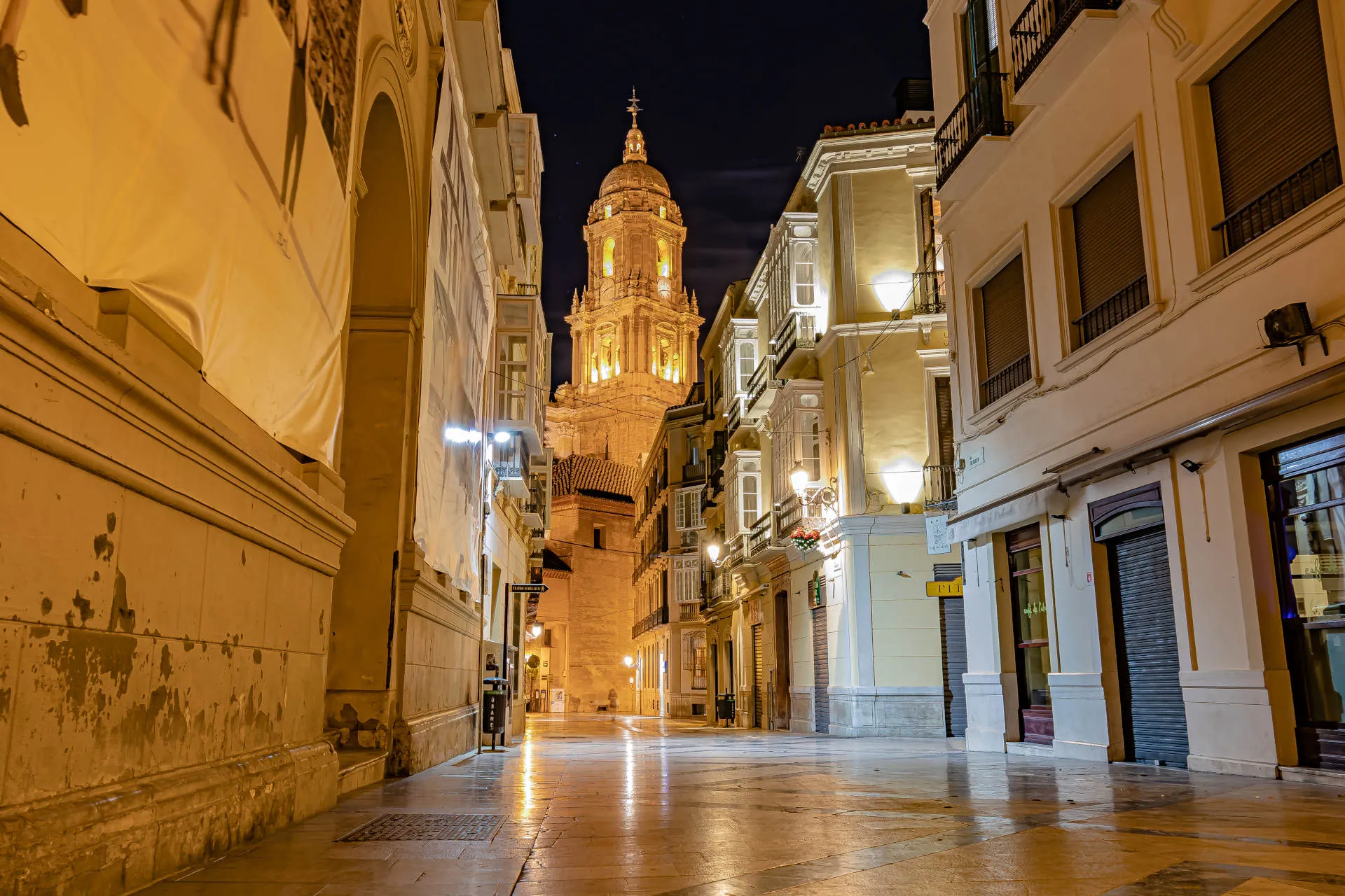 Malaga bei Nacht