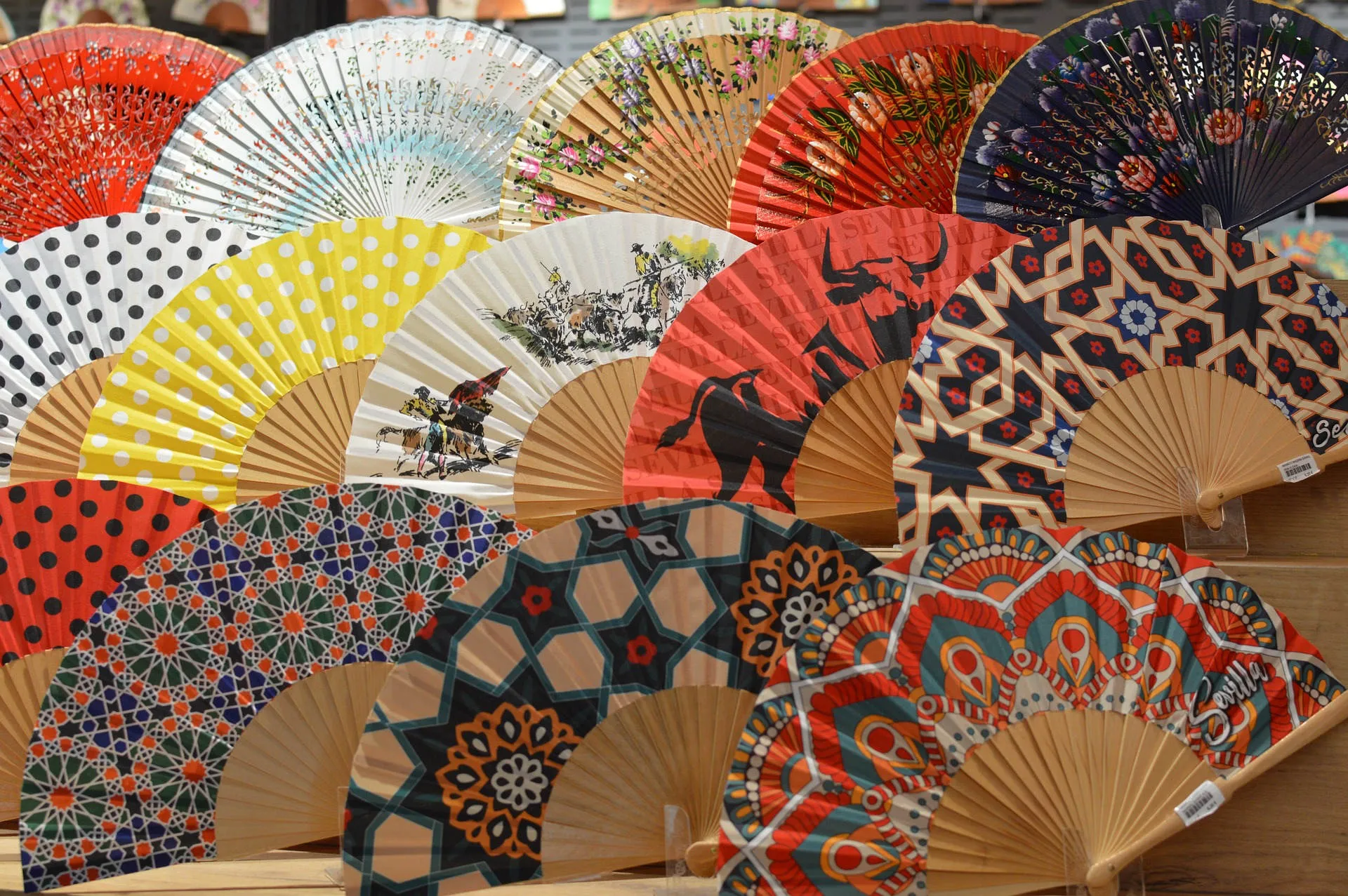 andalusische Fächer in bunten Farben
