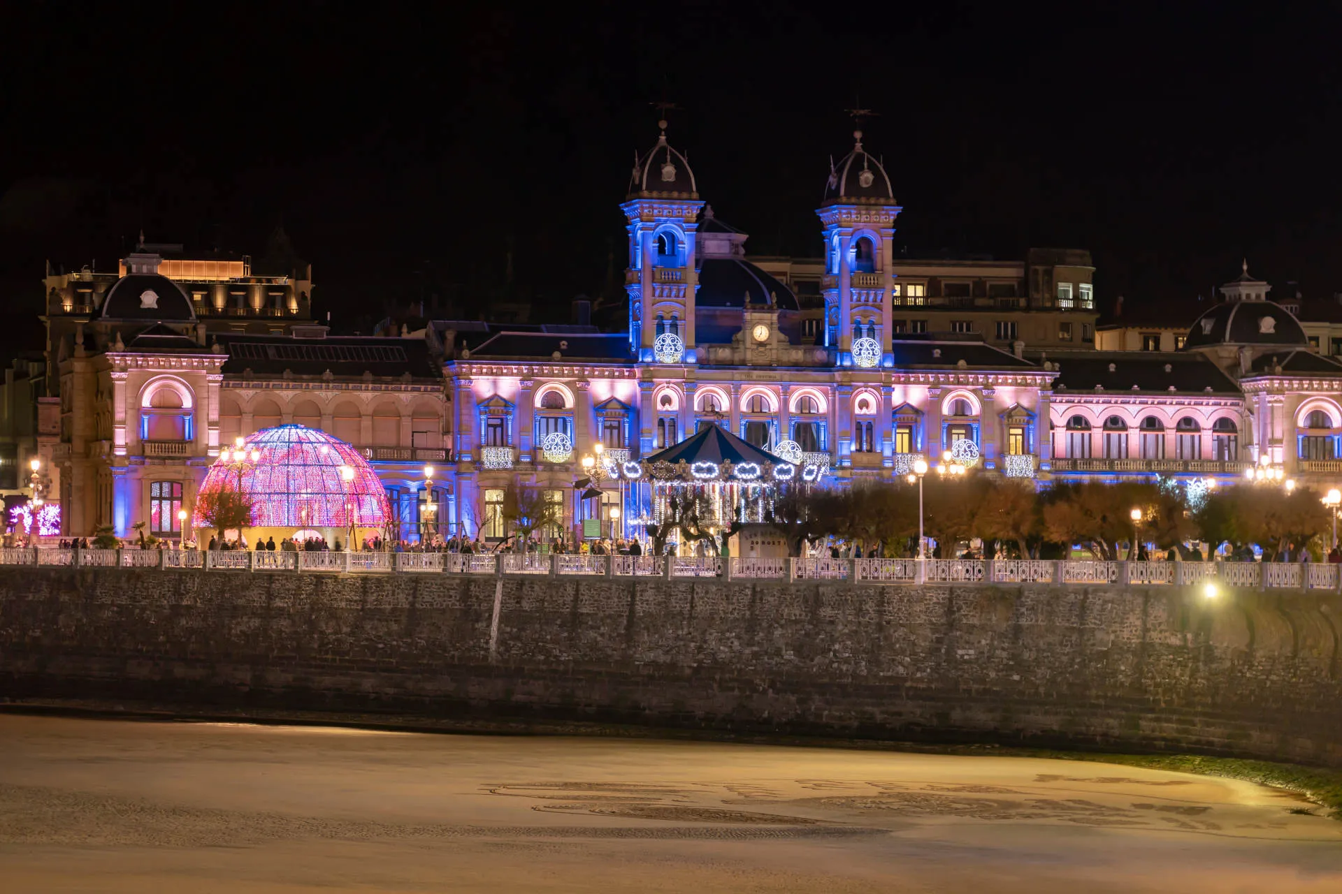 San Sebastian bei Nacht und weihnachtlichen Lichtern