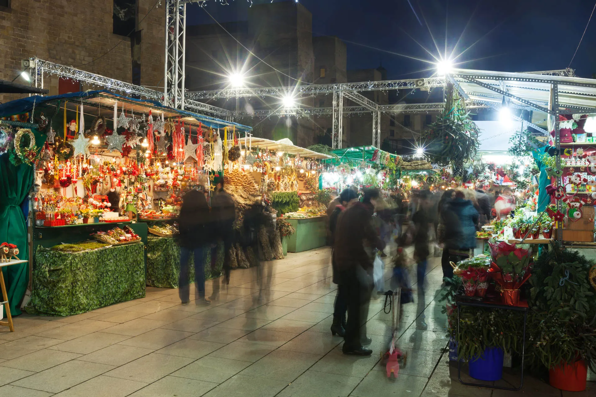 Beleuchteter Weihnachtsmarktstand