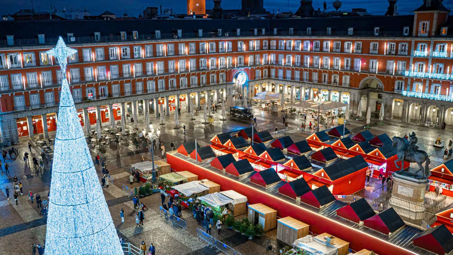 Blick auf den großen Marktplatz in Madrid mit Weihnachtsmarkt-Ständen