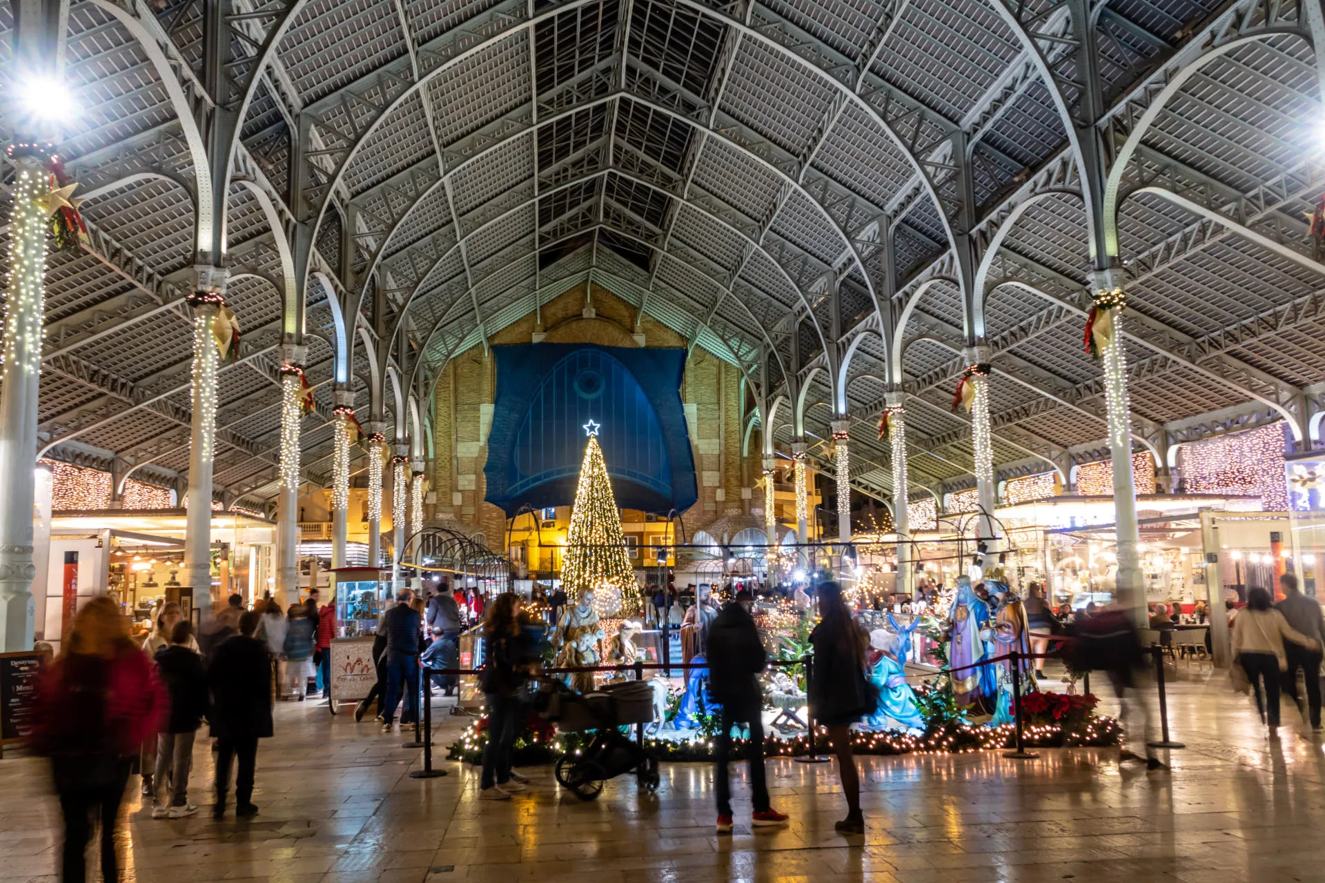 Marktstände zur Weihnachtszeit in einer schönen Hafenhalle