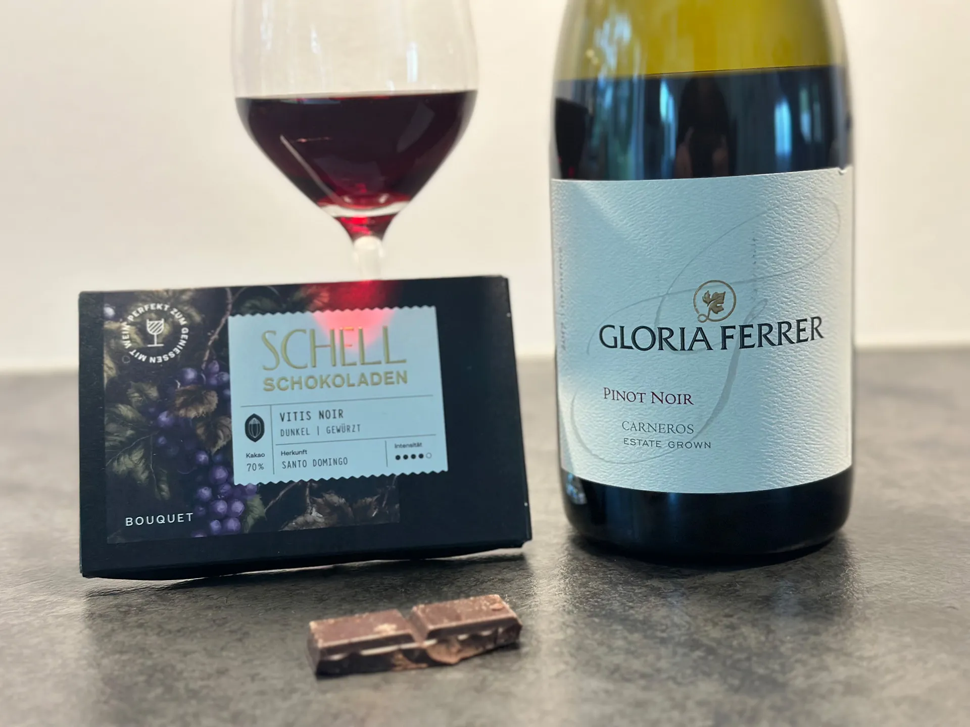 Rotwein im Glas mit guter Schokolade