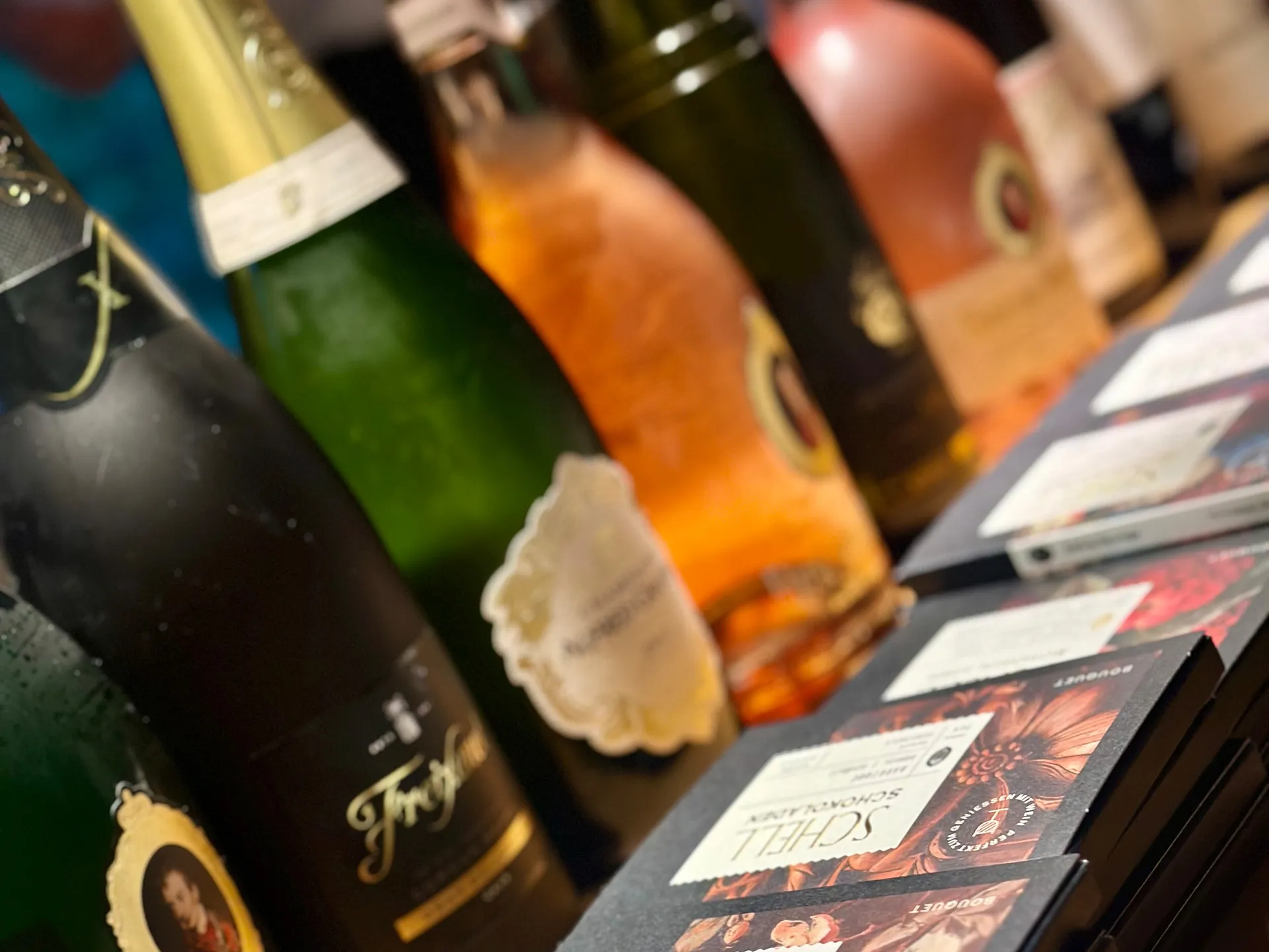 Wein und Sektflaschen mit Schokoladentafeln