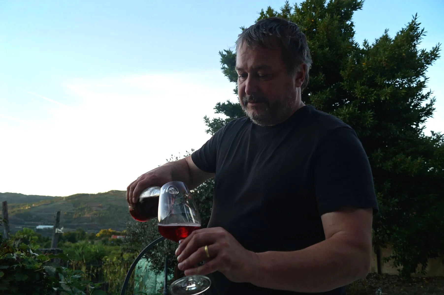 Carlos von der Adega do Demo schenkt Wein ein