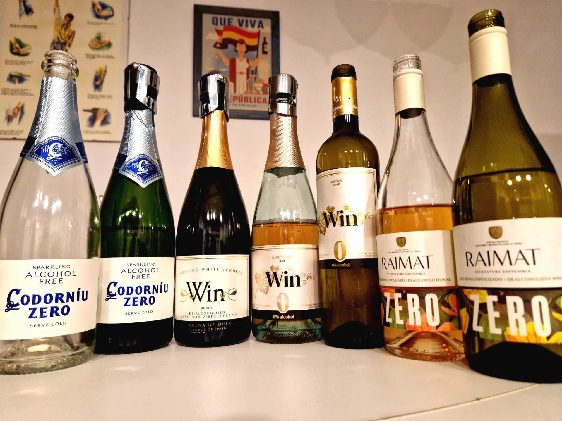 7 Flaschen Wein und Sekt ohne Alkohol auf einem Tisch