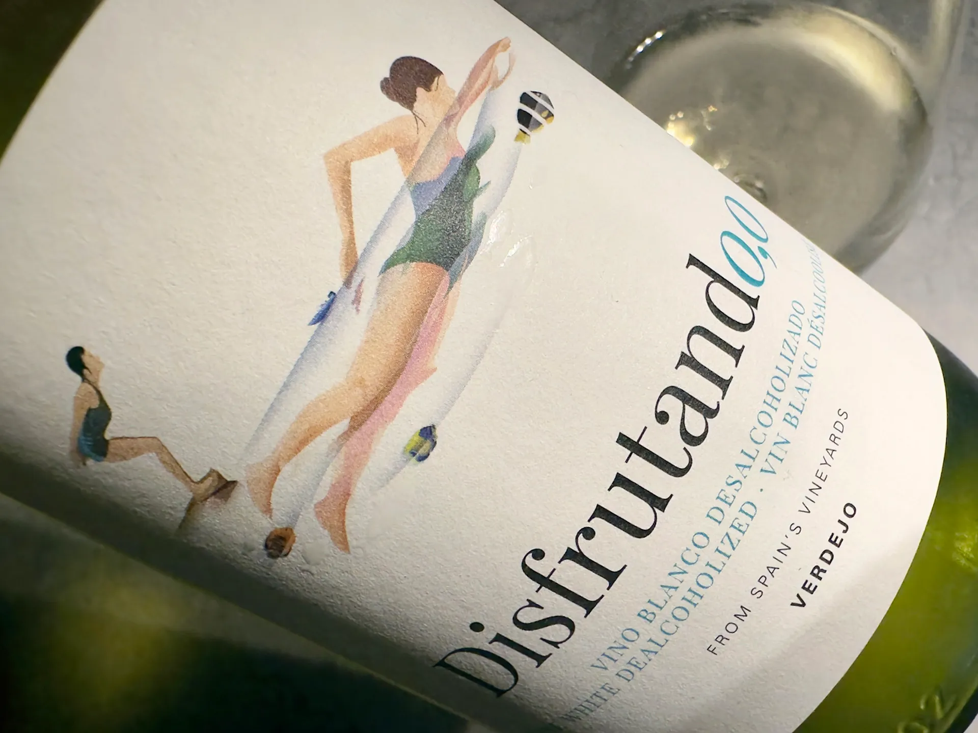 Etikett alkoholfreier Wein mit Schwimmerin