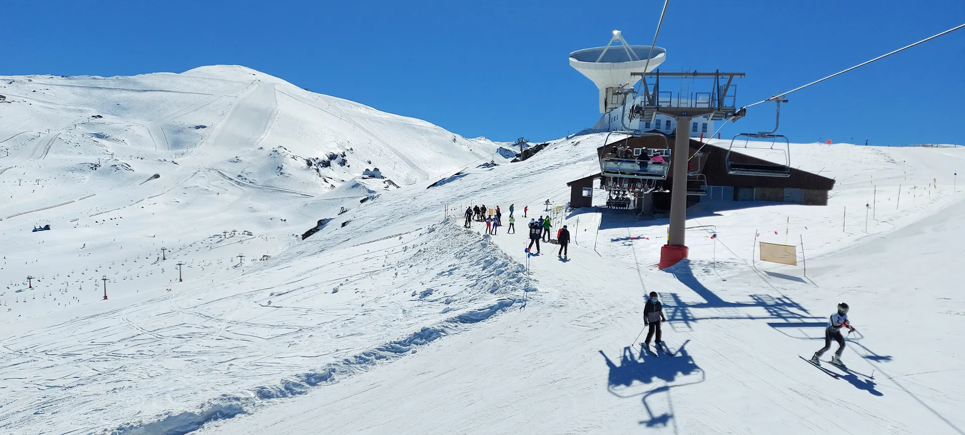 Skipiste mit Lift in Spanien