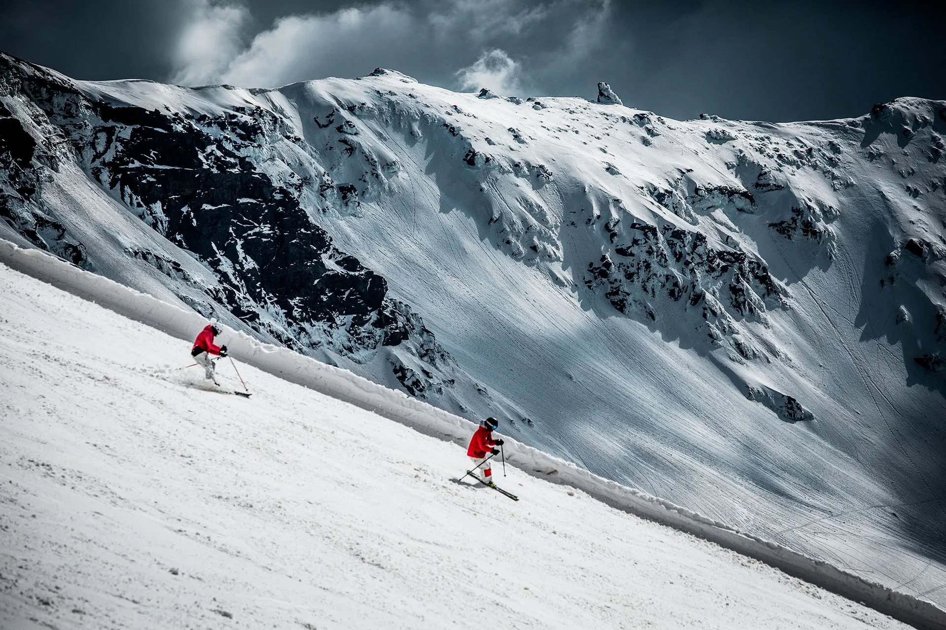 Skipiste mit zwei Skifahrern in Spanien