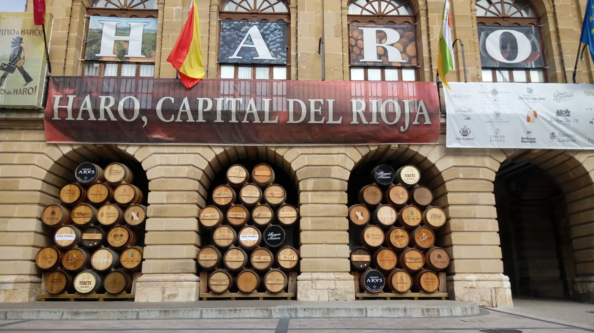 Weinfässer am Marktplatz in Haro