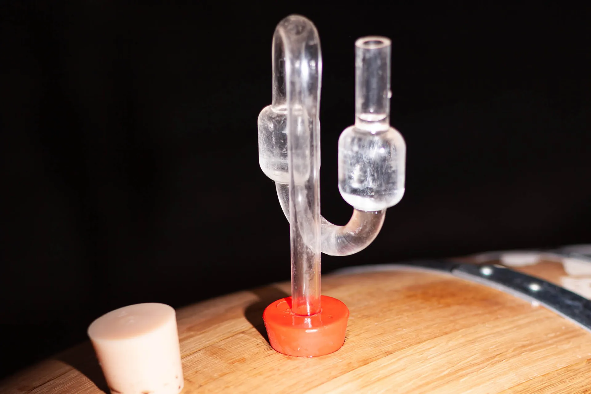 Gärspund auf einem Weinfass