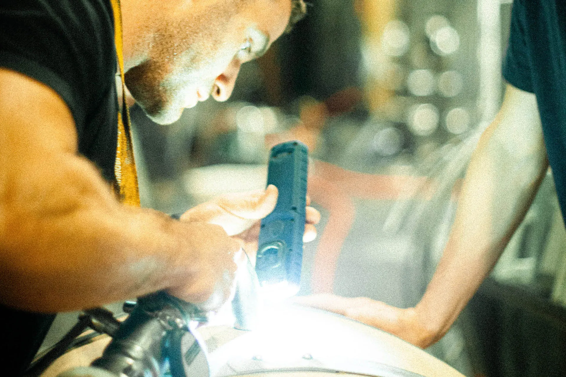 ein Mann arbeitet an einem Holzfass