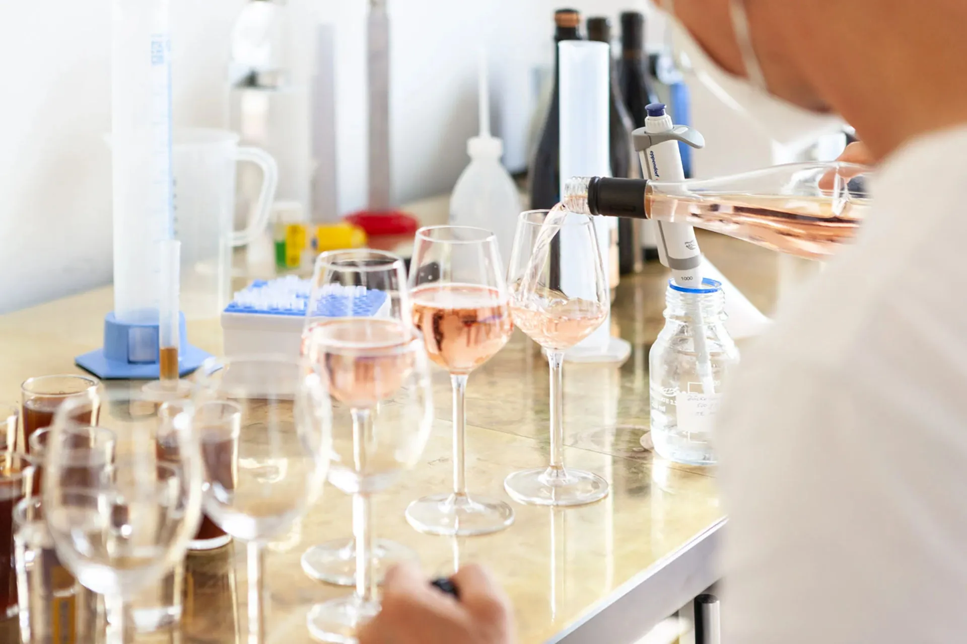 Weingläser in einem Labor