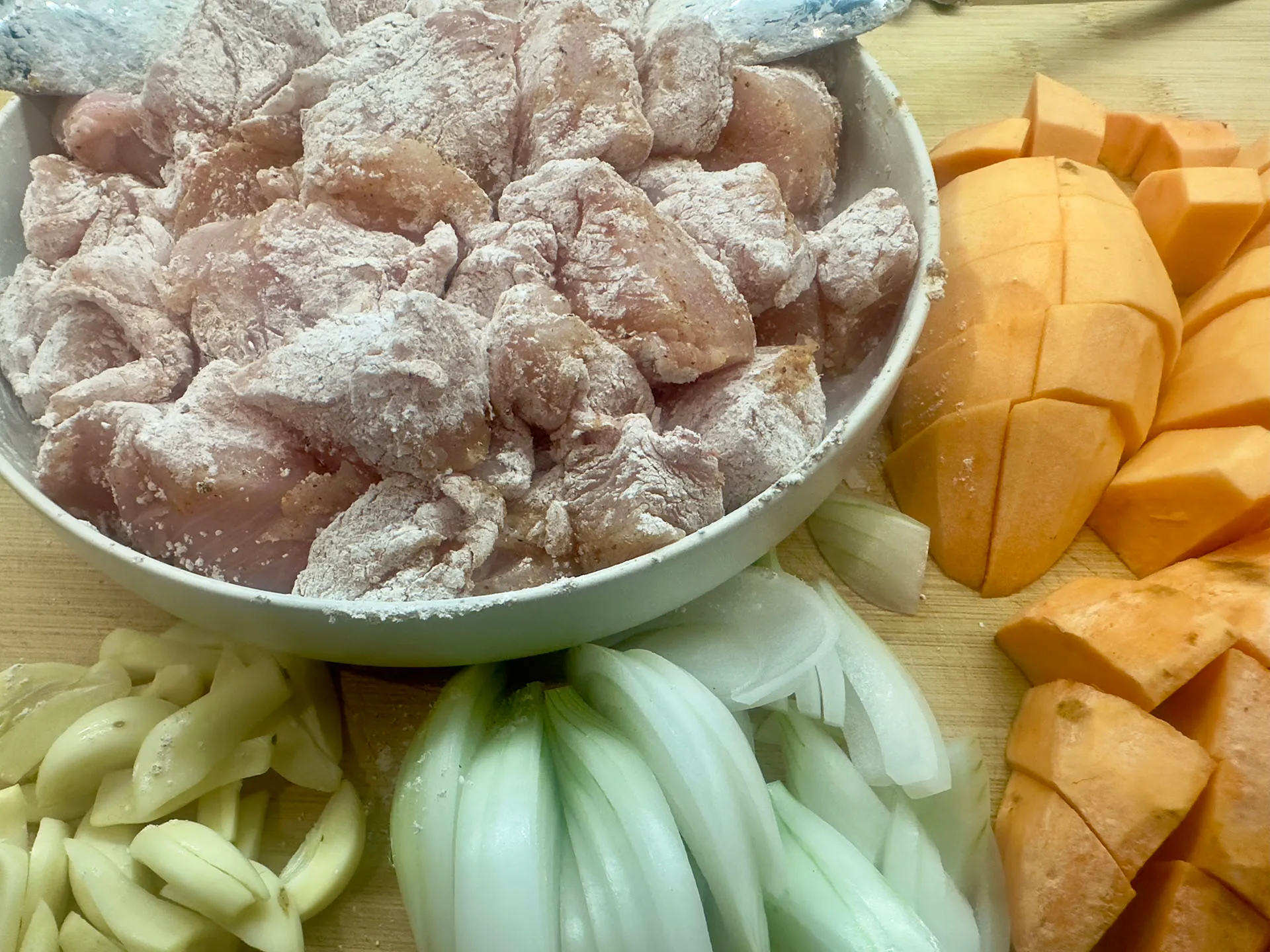 Gemüse geschnitten und Hühnchen mit Stärke und Gewürzen