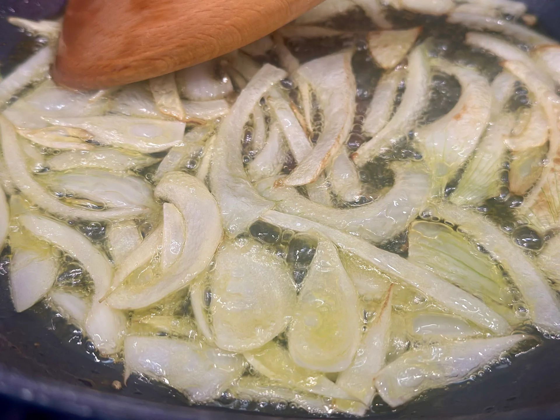 Zwiebeln braten in einer Pfanne