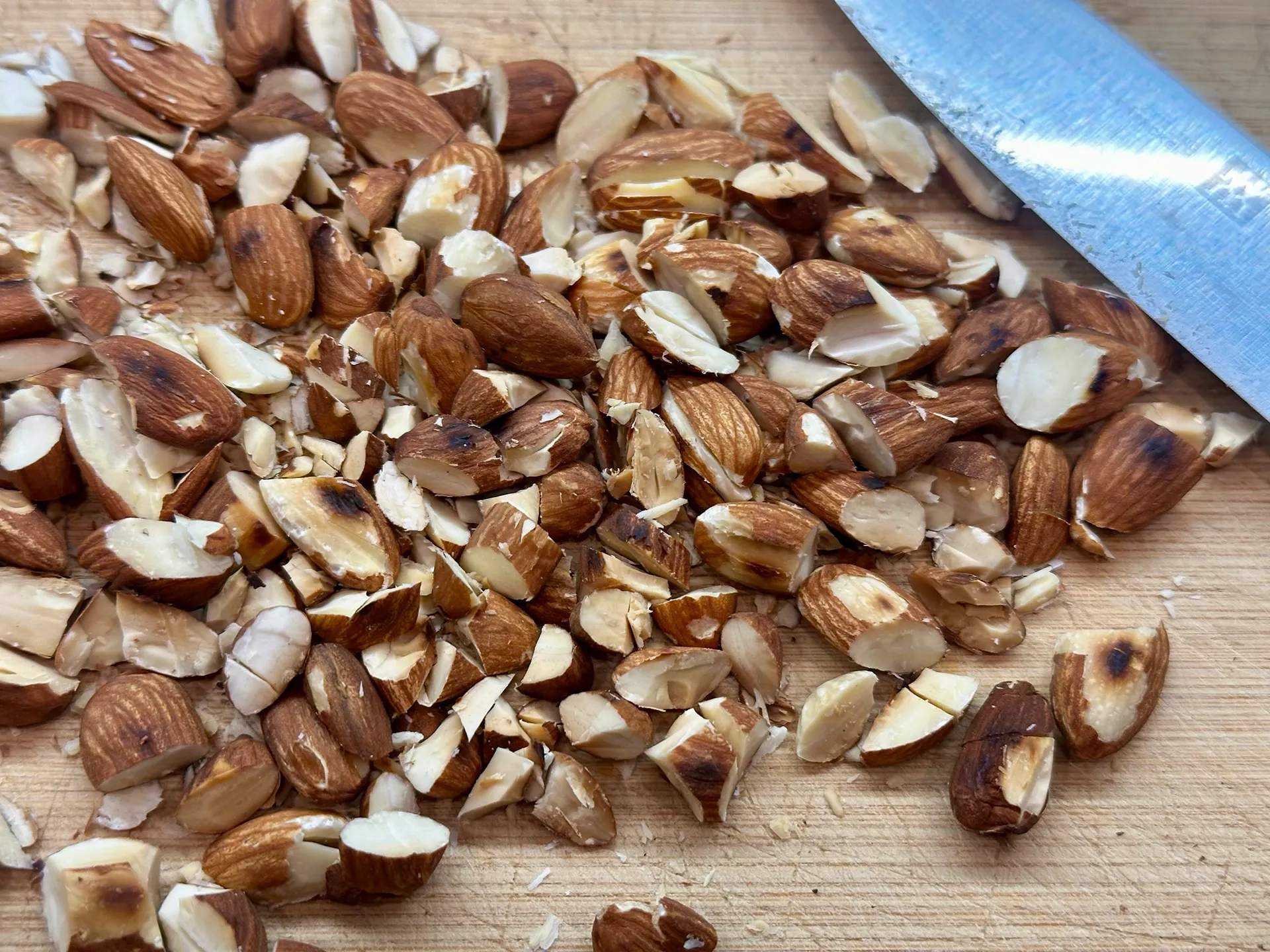 geröstete Mandeln auf einem Holzbrett