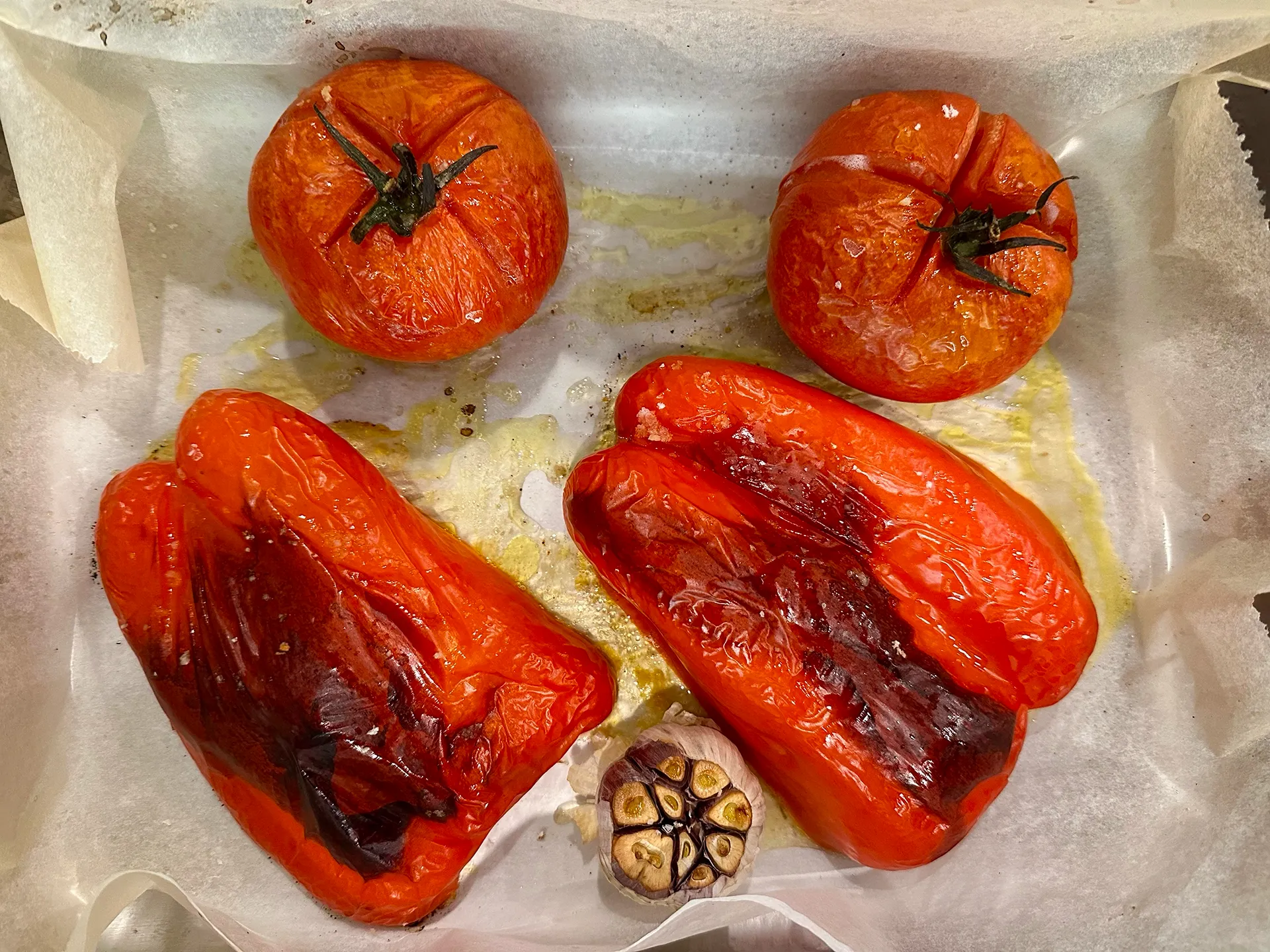 Tomaten, paprika und Knoblauch im Ofen geröstet in einer Schale