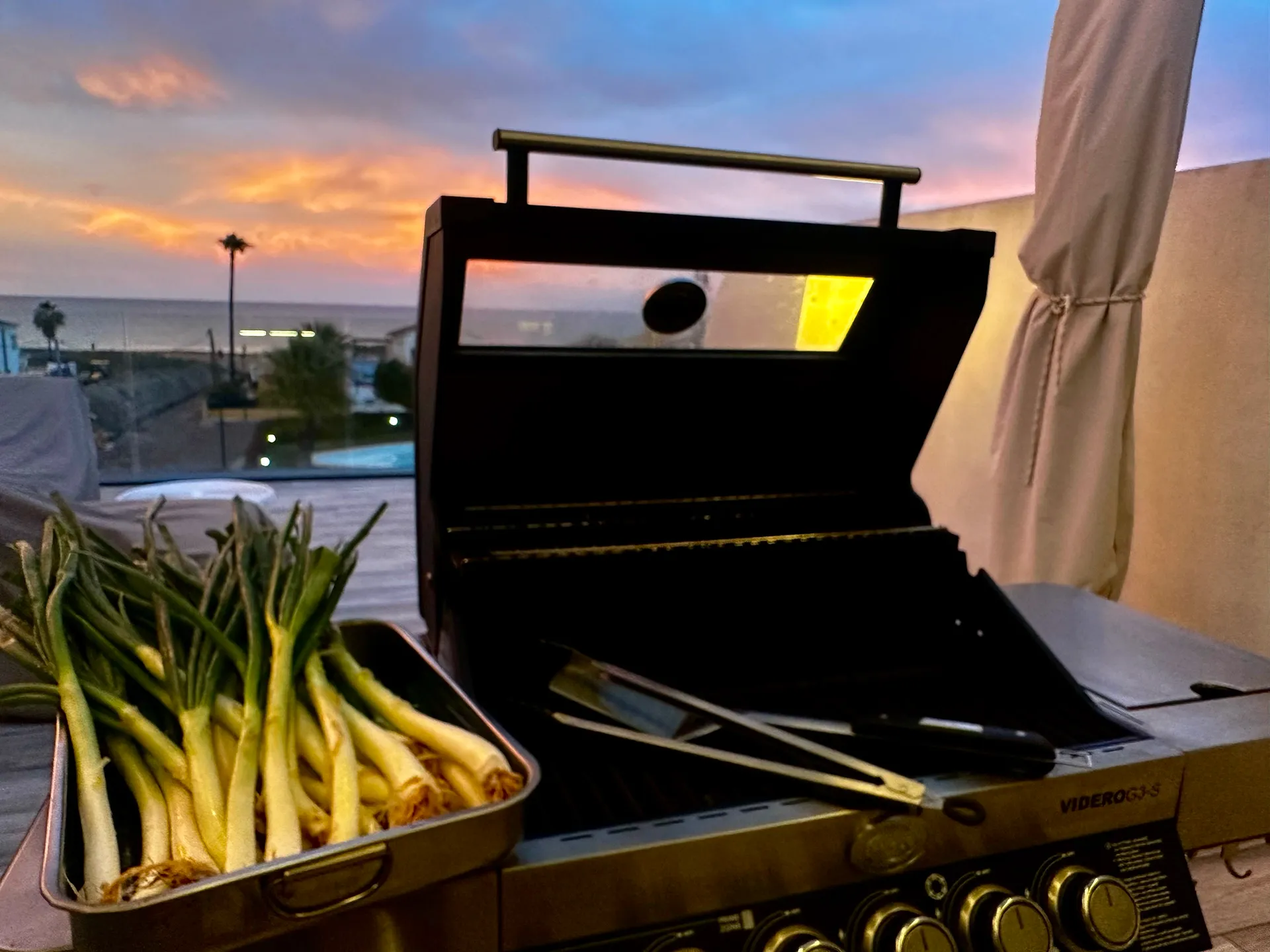Gasgrill steht auf Terrasse mit Calçots