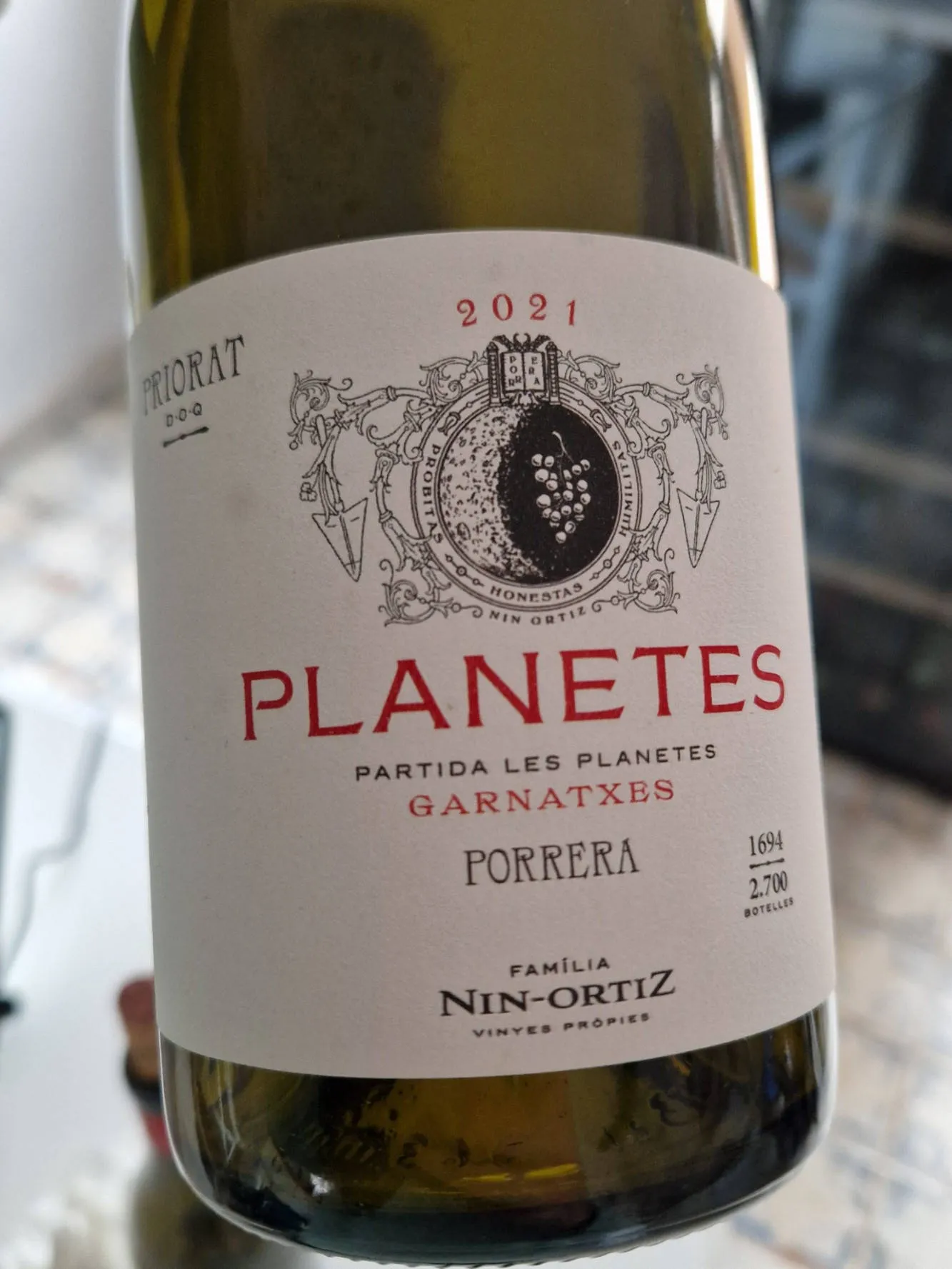 eine halbvolle Flasche Rotwein