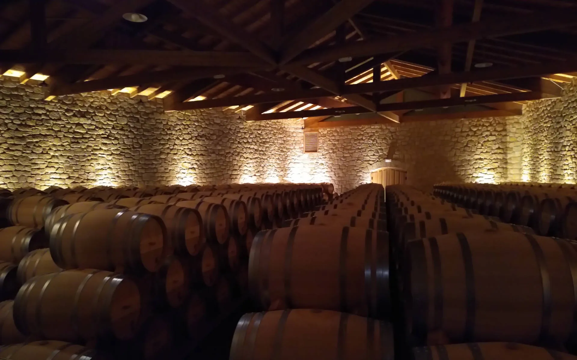 Raum voller Barriques bei der Bodega Muga