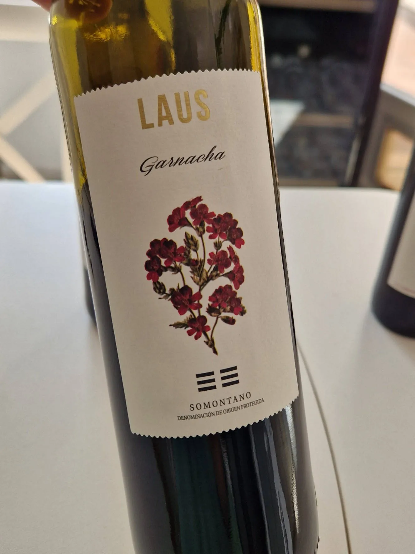 Das Etikett einer Flasche Rotwein aus Spanien