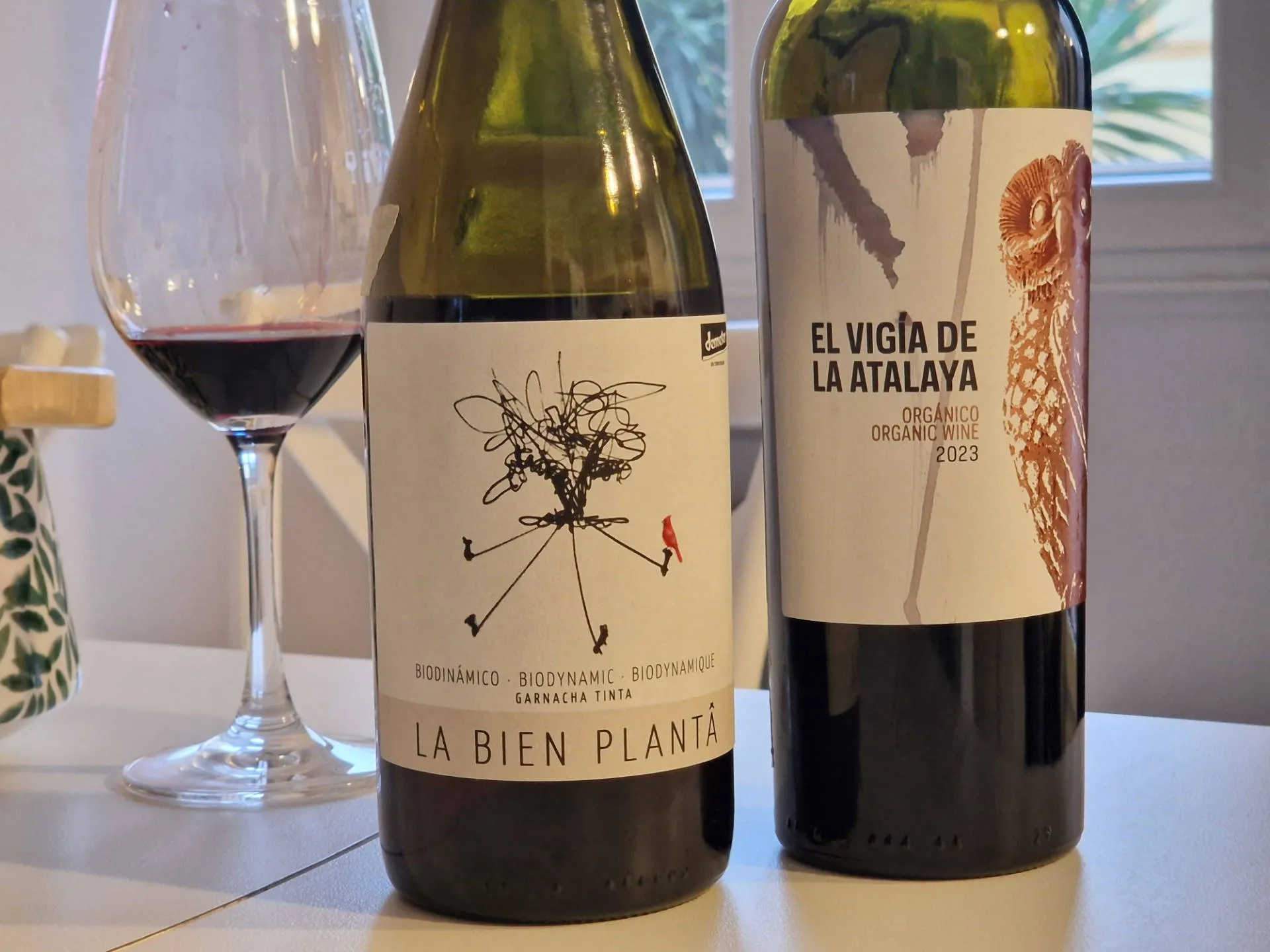 Zwei Weinflaschen und ein Weinglas