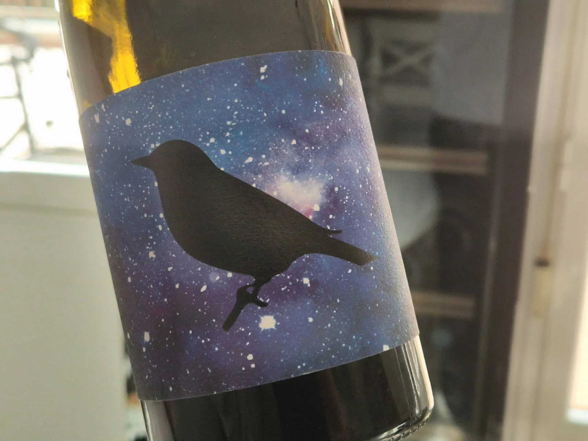 Eine Flasche Wein mit einem Vogel auf dem Etikett.