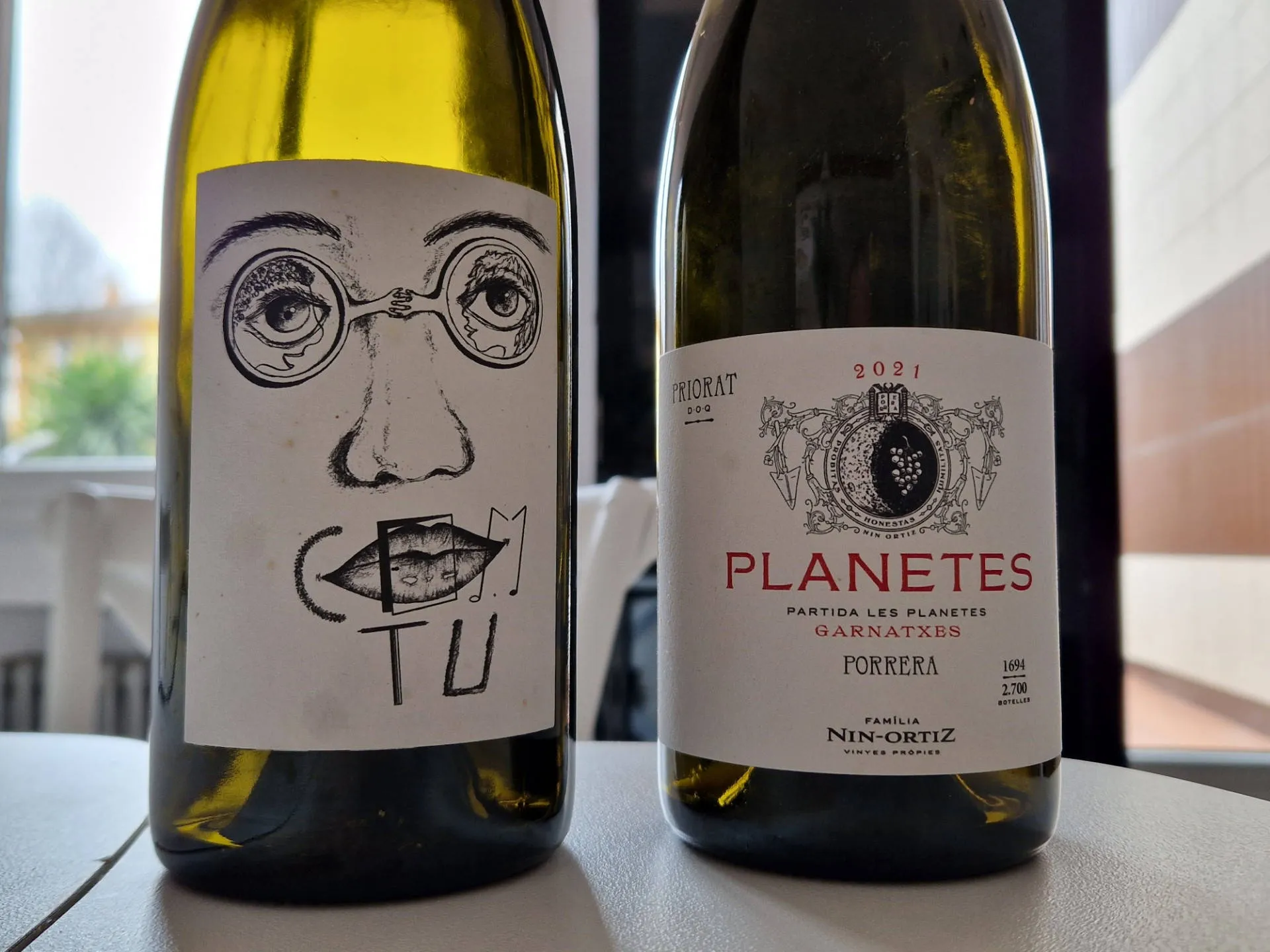 Zwei Flaschen Wein mit kunstvollen Etiketten