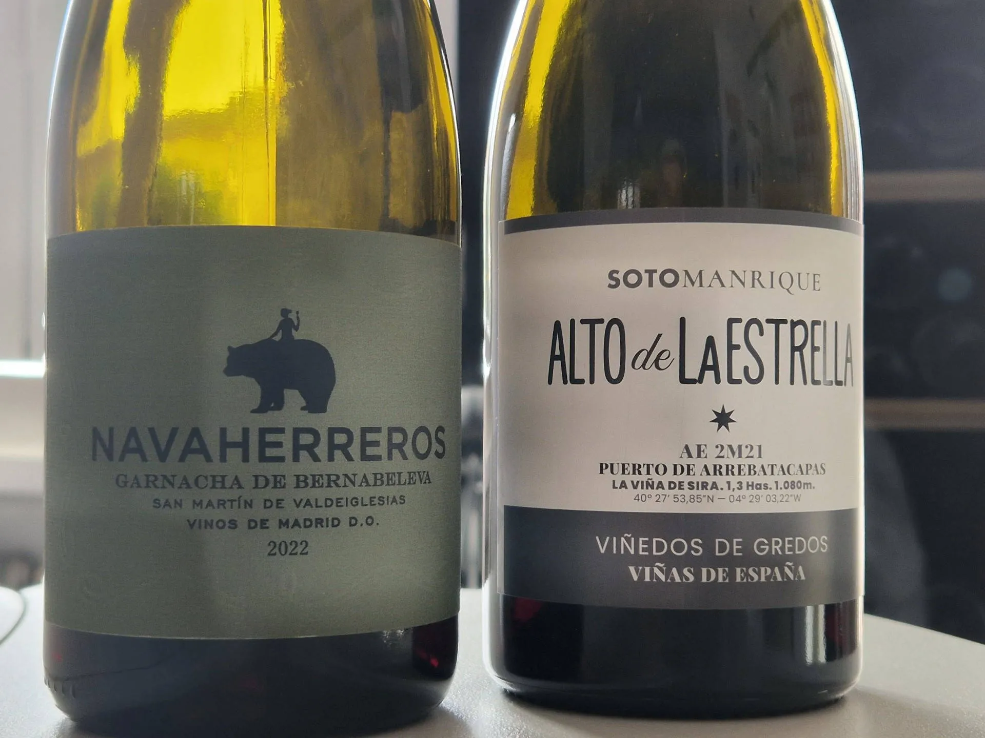 Zwei Garnacha Weine auf einem Tisch