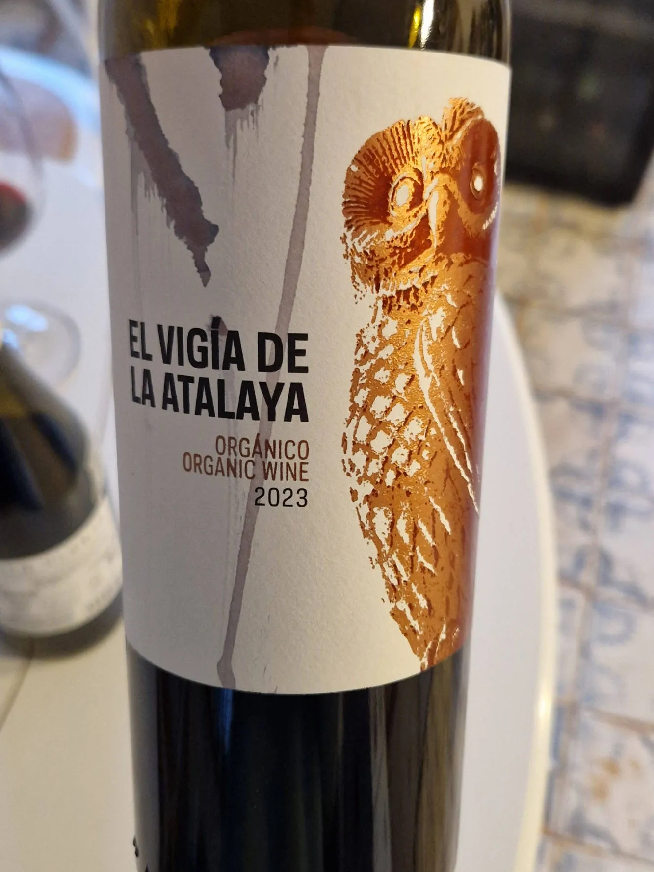 Eine geöffnete Flasche Rotwein aus Spanien