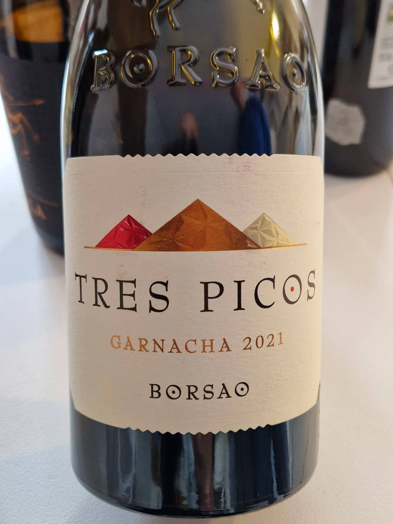 Die Vorderseite einer Flasche Wein.