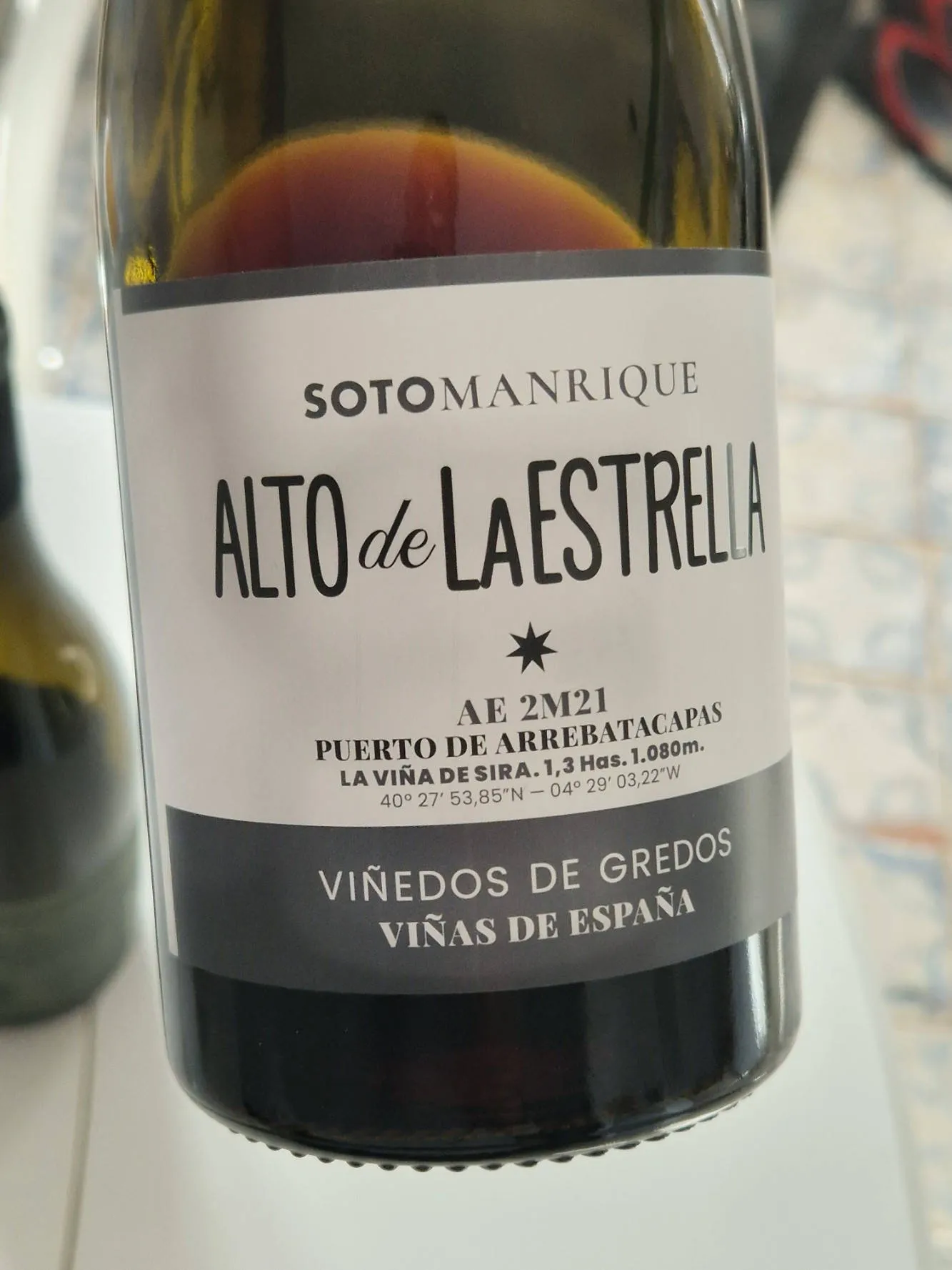 Das Etikett einer Flasche spanischen Rotweins