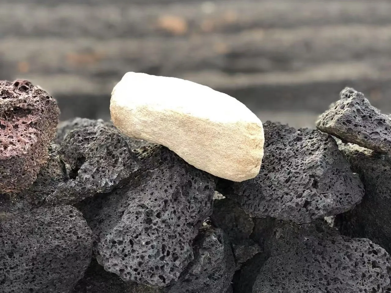 Mauer mit weißem Stein