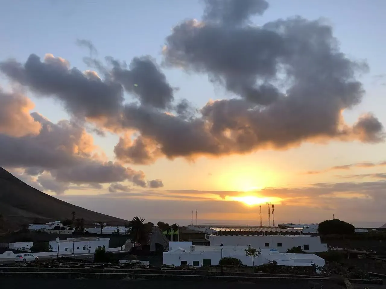 Abendstimmung mit weißen Häusern