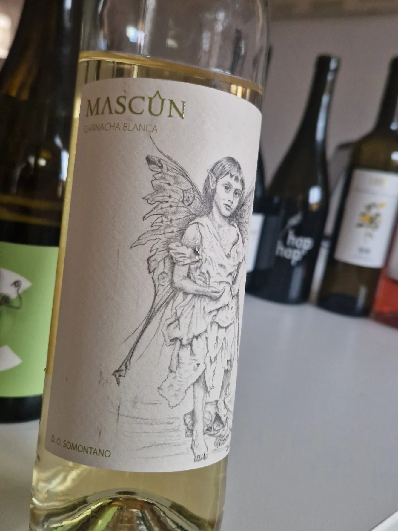 Ein künstlerisches Etikett einer Weißwenflasche