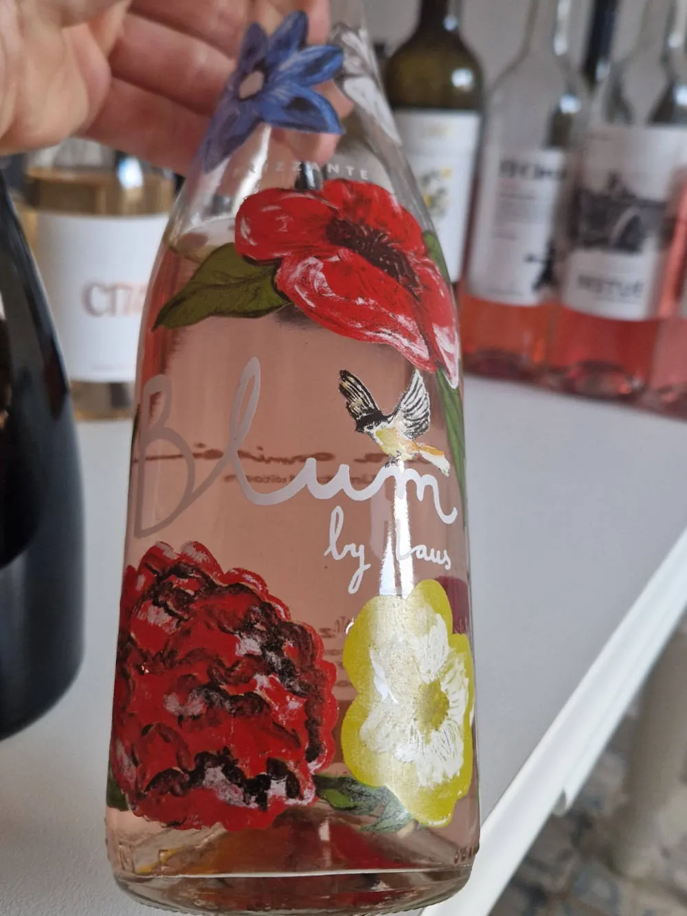 Eine Weinfalsche mit einem blumigen Design.