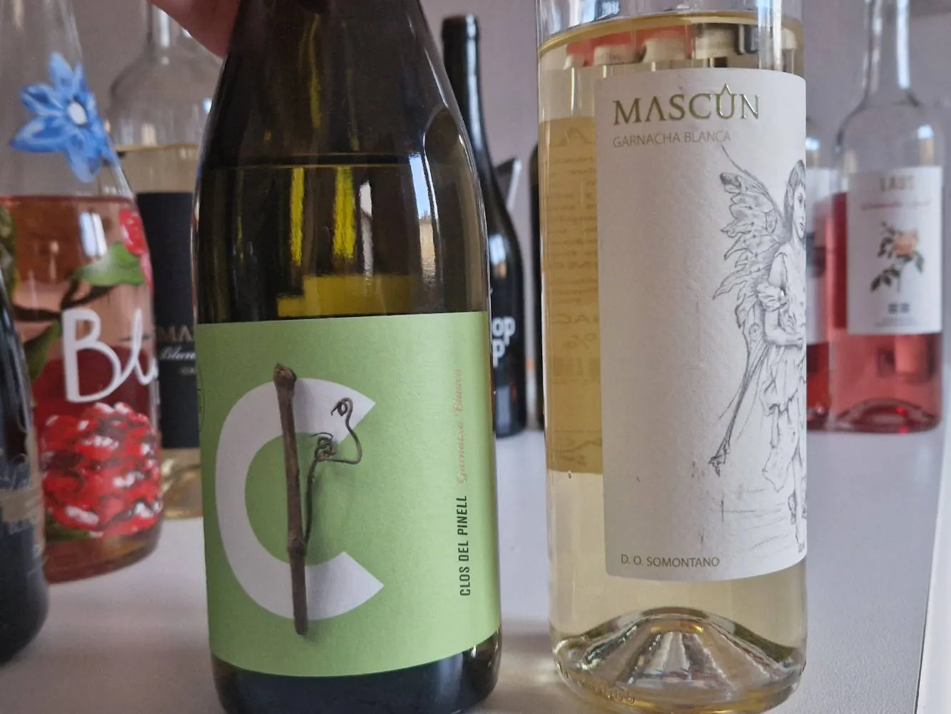 Zwei Flasche geöffneter Wein