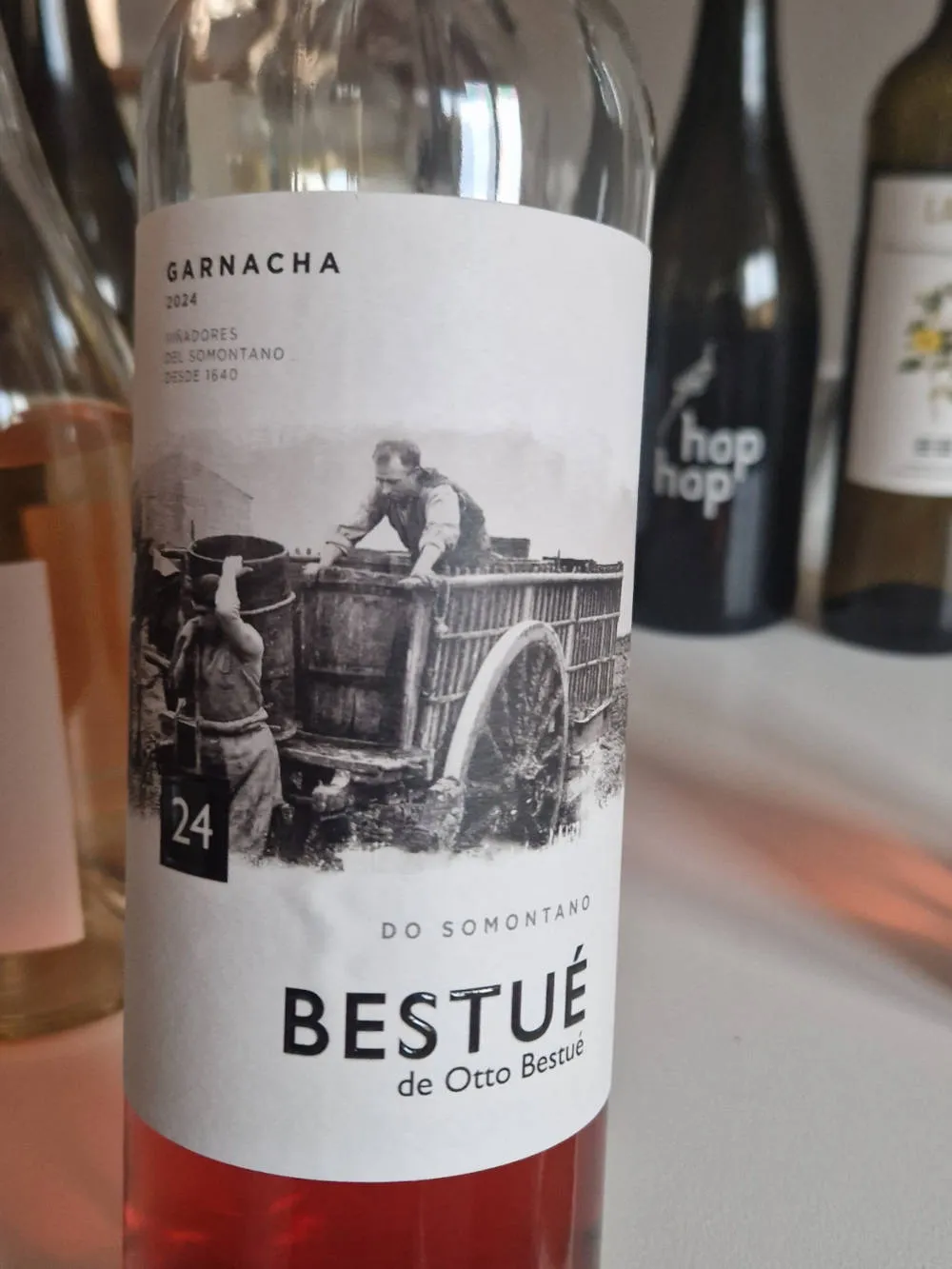 Eine halbvolle Flasche Rosé