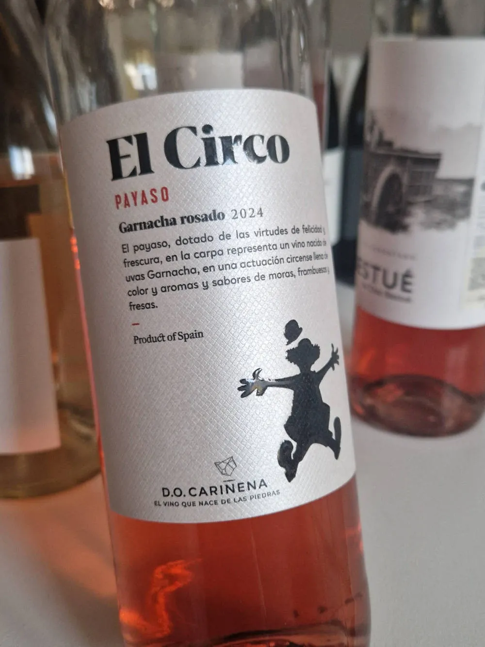 Eine halbvolle Flasche Rosado