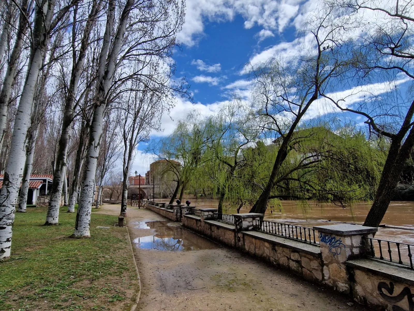 Promenade an einem Fluss