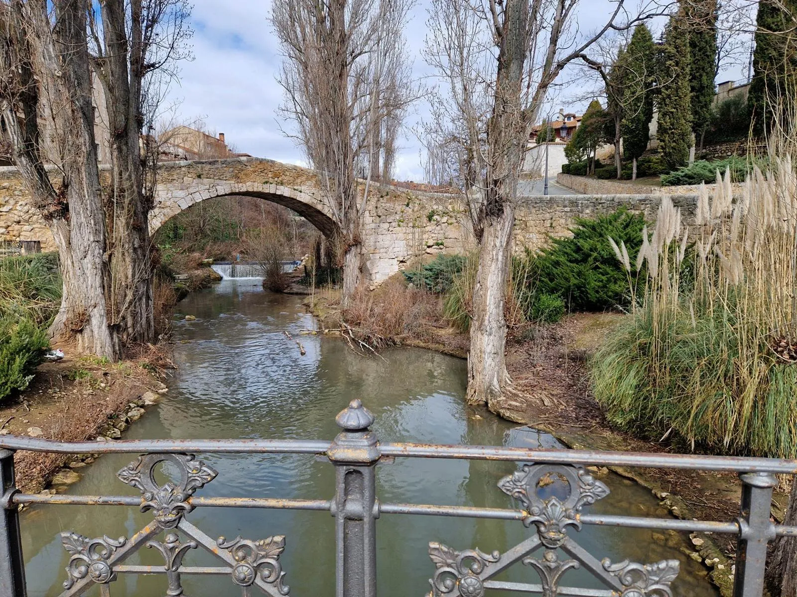 Fluss mit alter Brücke