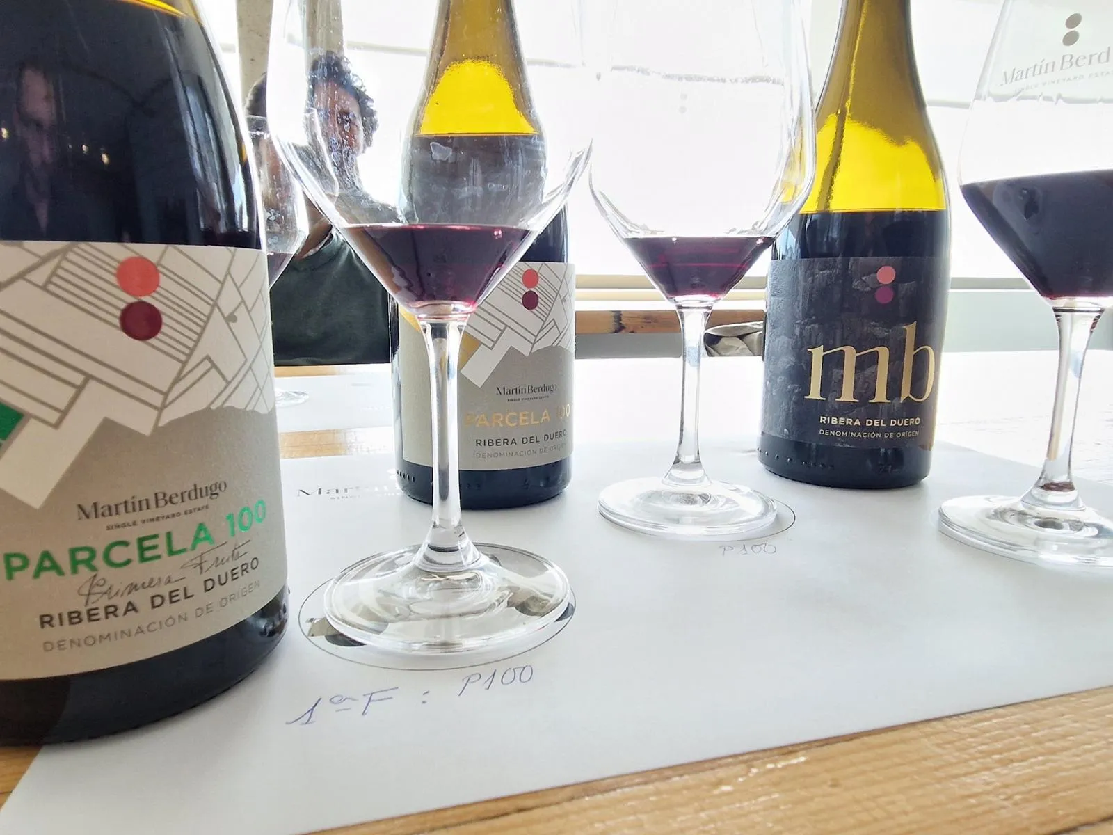 3 Weinflaschen auf einem Tisch