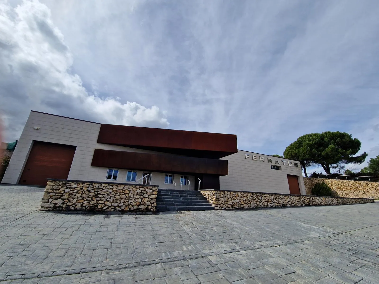 Ein modernes Weingut von außen