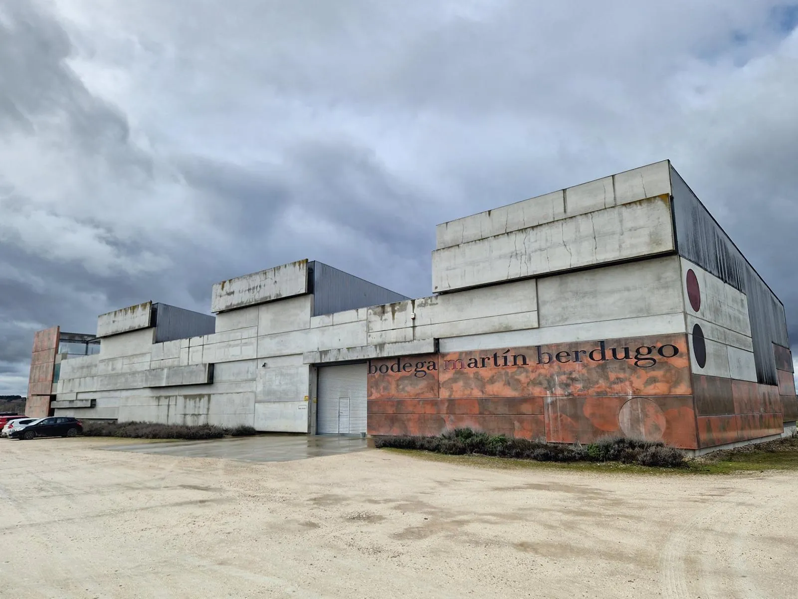 Ein Weingut in brutalistischer Architektur von außen