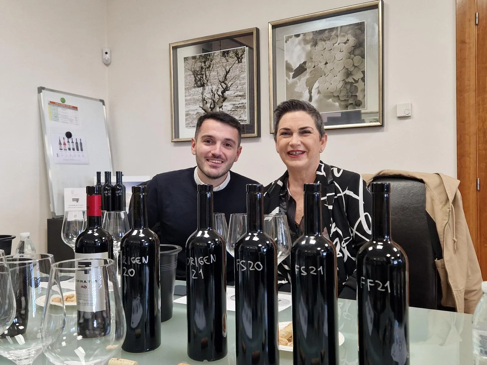 Viele Weinflaschen auf einem Tisch